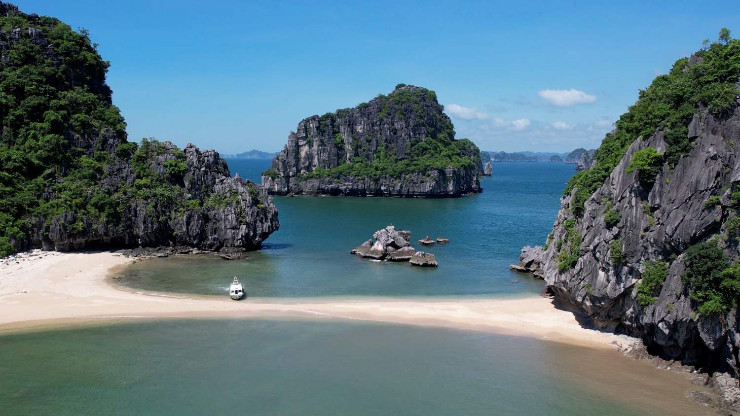 Quang Ninh nghien cuu danh rieng nhung bai cat dep giua vinh Ha Long de don dong khach ti phu the gioi. Anh: Nguyen Hung
