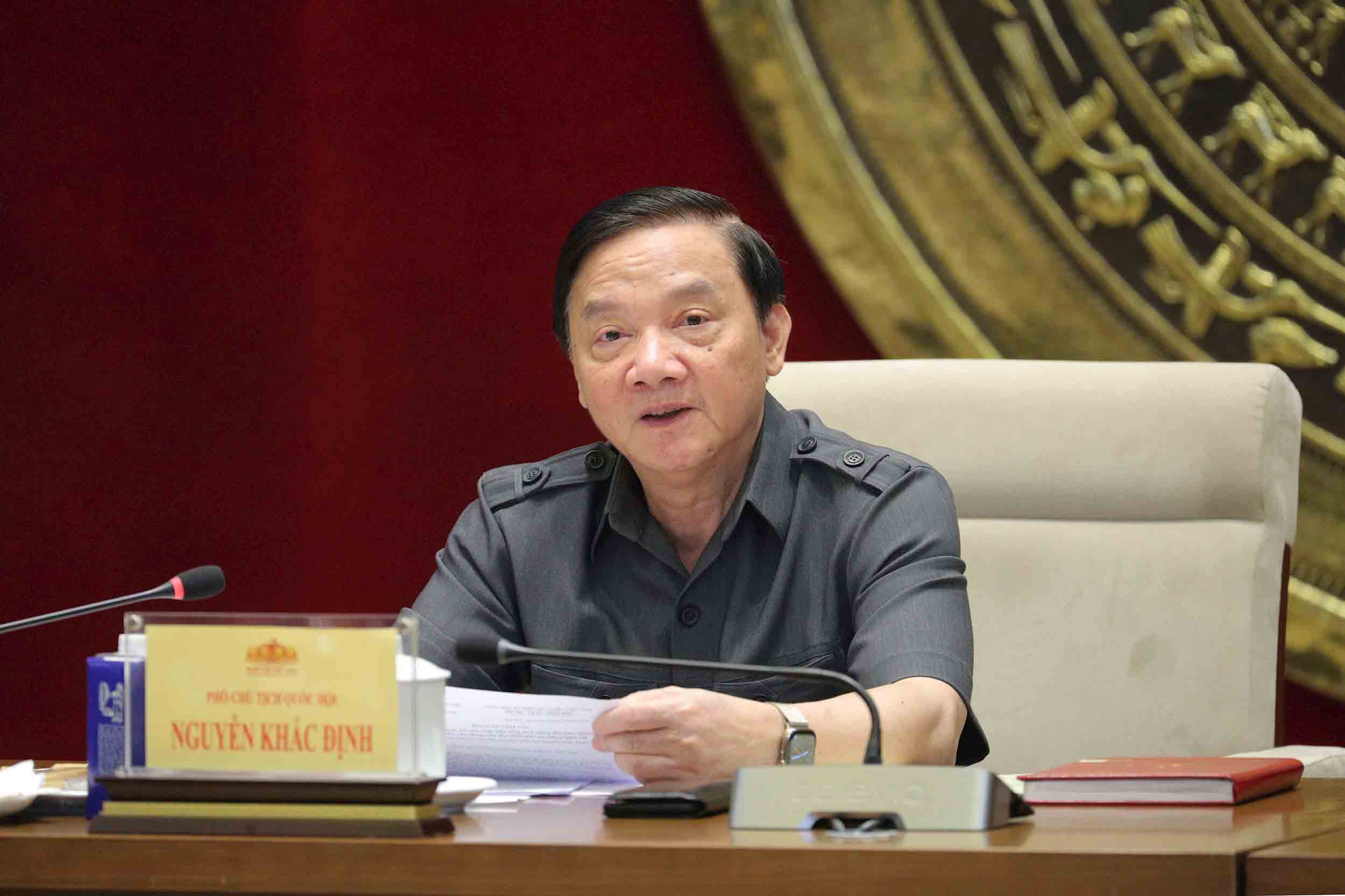 Nguyen Khac Dinh 국회 부의장은 국회 사무처에 제10차 회의 준비를 요청했습니다. 사진: Ho Long