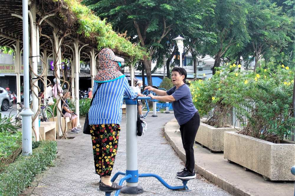 Sang som, nguoi dan phuong Sai Gon tap the duc ben dong kenh, hinh anh quen thuoc o phuong trung tam TPHCM. Ảnh: Minh Tam