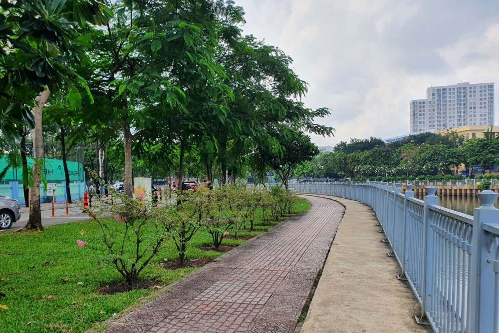 Mang xanh ven kenh nhu tam rem loc bui giua thanh pho, la noi thu gian quen thuoc cua nguoi dan 2 benh bo kenh. Ảnh: Minh Tam