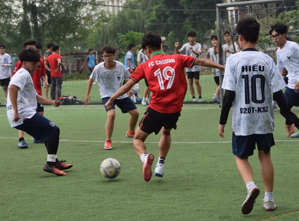 Parents should encourage boys to participate in football to exercise physically and improve their spirit during the summer vacation. Photo: Phuong Linh