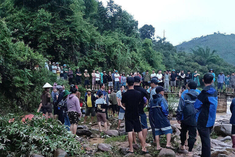 손라에서 홍수에 휩쓸린 두 자매 사건의 피해자 1명 발견. 사진: Truong Son