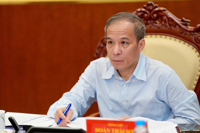 Restructurer l'ensemble du systeme de fonds de credit populaires construire un ecosysteme financier communautaire durable. Sur la photo le vice-gouverneur de la NHNN Doan Thai Son preside le seminaire. Photo : Hoang Giap.