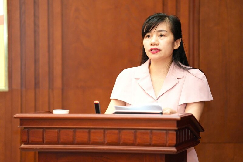 Ba Tran Kim Anh, Pho Vu truong Vu Kinh te tong hop Ban Chinh sach, Chien luoc Trung uong phat bieu tai Hoi thao. Anh: Hoang Giap.