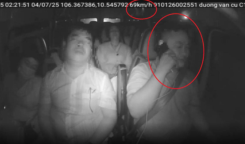 Tài xế C bị xử lý vì sử dụng điện thoại khi đang điều khiển xe khách 16 chỗ. Ảnh: Cục CSGT