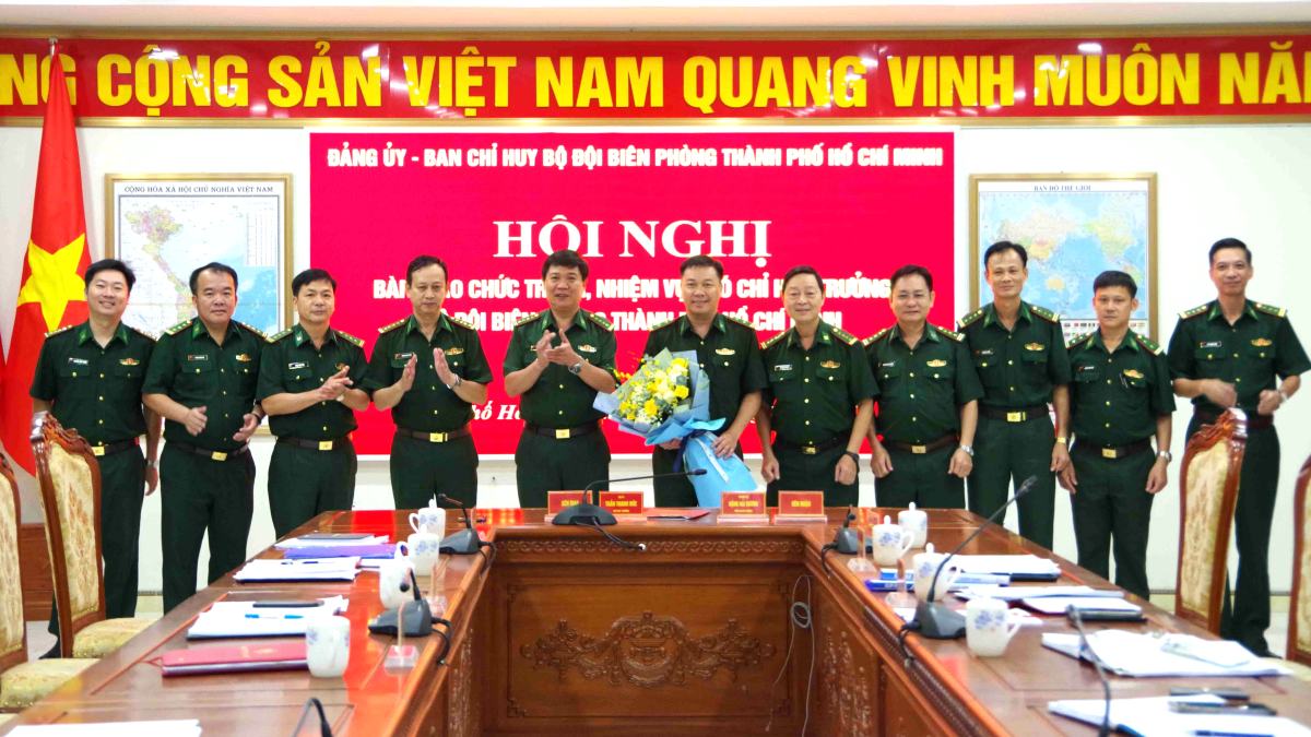 호치민시 국경 수비대 사령부가 임무를 맡은 신임 부사령관에게 꽃다발을 전달하고 축하하고 있습니다. 사진: BDBP 제공