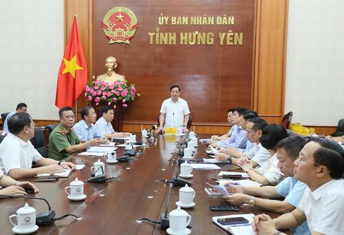 M. Nguyen Khac Than - President du Comite populaire provincial prend la parole pour donner des instructions lors de la conference. Photo : Portail du TTDT de la province de Hung Yen