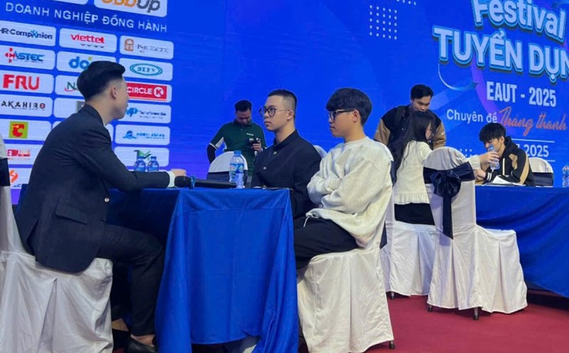 Many recruitment businesses require experienced candidates, causing difficulties for workers. Photo: Quynh Chi