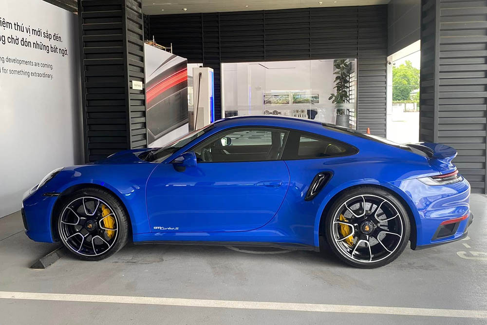 El Porsche 911 Turbo S 992 Blue Nogaro Metallic es raro para la venta despues de 1 año de uso. Foto: Hung Vu