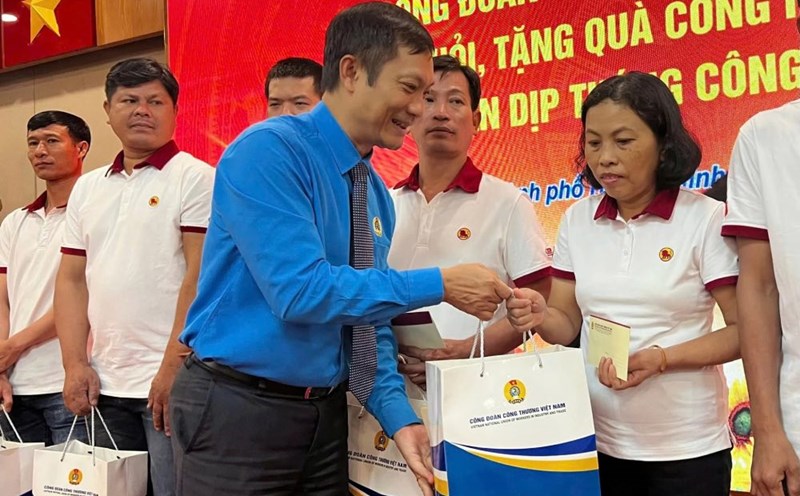 Mr. Le An Hai - Chairman of the Vietnam Trade Union of Industry and Trade presented gifts to workers in difficulty. Photo: Thuy Linh