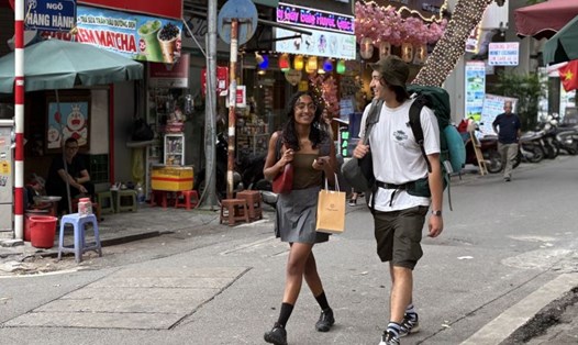 Khách quốc tế trên phố cổ Hà Nội. Ảnh: Phạm Huyền