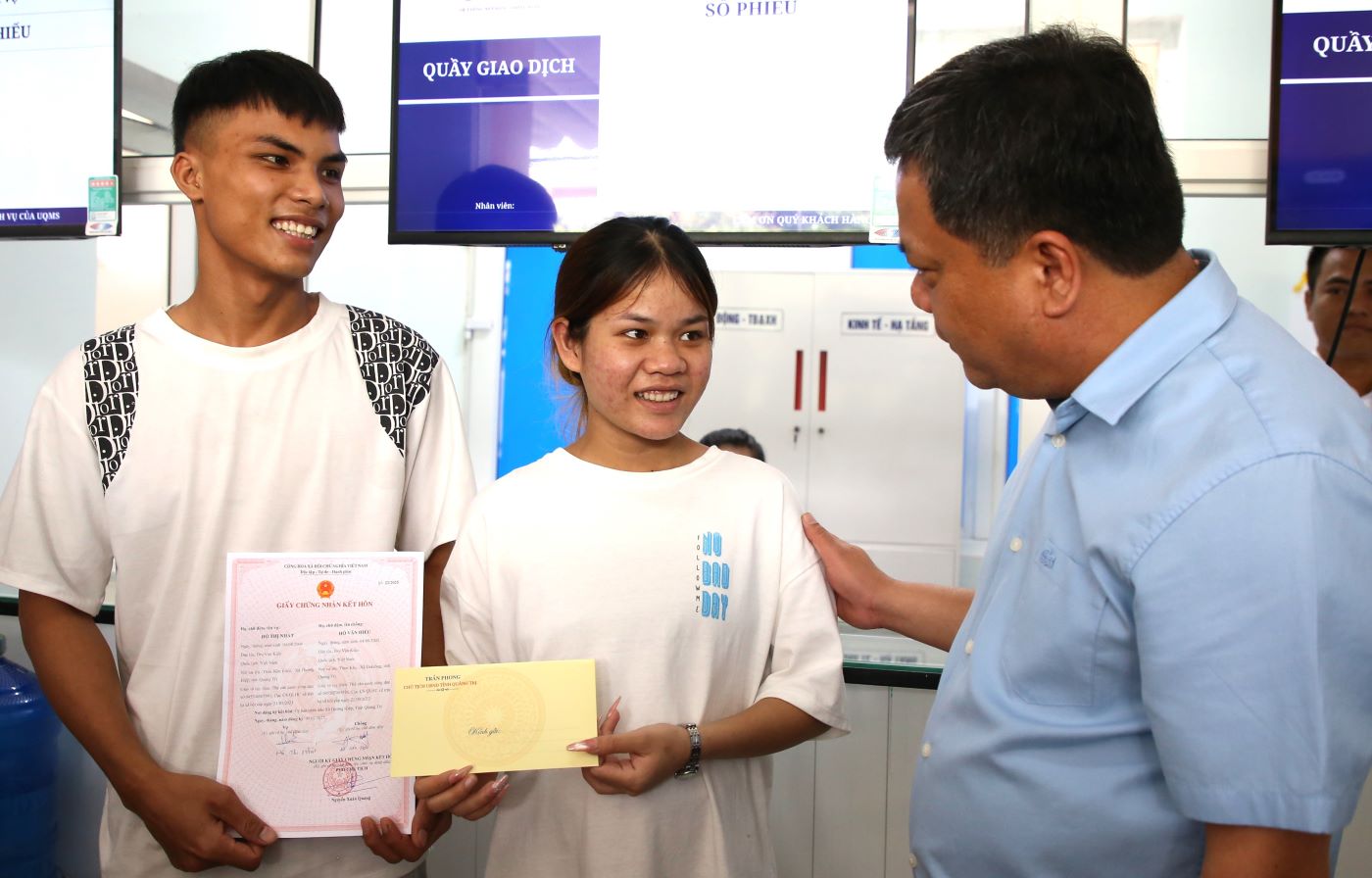 Le president du Comite populaire de la province de Quang Tri inspecte l'exploitation de la nouvelle commune et offre des cadeaux aux couples qui viennent se marier. Photo : Hung Tho