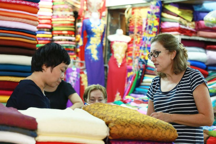 Business households at Dong Xuan market (Hanoi) are waiting for specific instructions on the new social insurance policy. Photo: Hai Nguyen