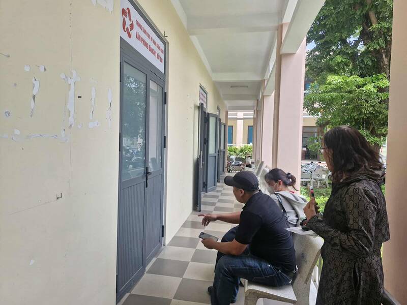 People come to do land application procedures at the Hoa Xuan Ward Public Administration Service Center (Da Nang). Photo: Thu Giang
