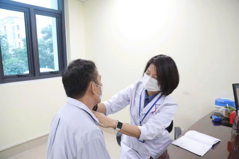 K病院で病気の患者を診察する医師。写真:Tran Ha