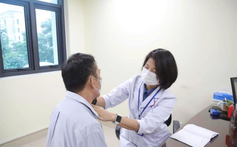 Doctor examines a patient at K Hospital. Photo: Tran Ha