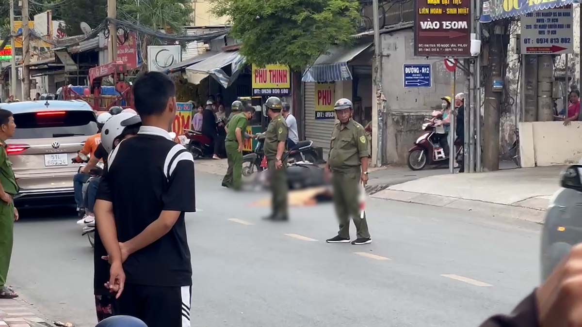 Accident entre une moto et un camion 1 mort sur le coup a Ho Chi Minh-Ville. Photo : Minh Tam