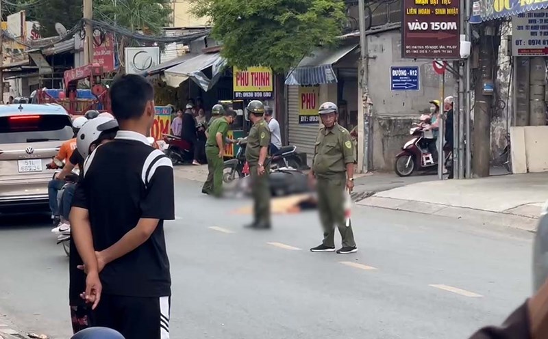 Accident between motorbike and truck, 1 person died on the spot in Ho Chi Minh City. Photo: Minh Tam