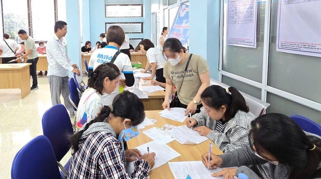 労働者が仕事の取引セッションに参加しています。写真:ハイフォン労働サービスセンター