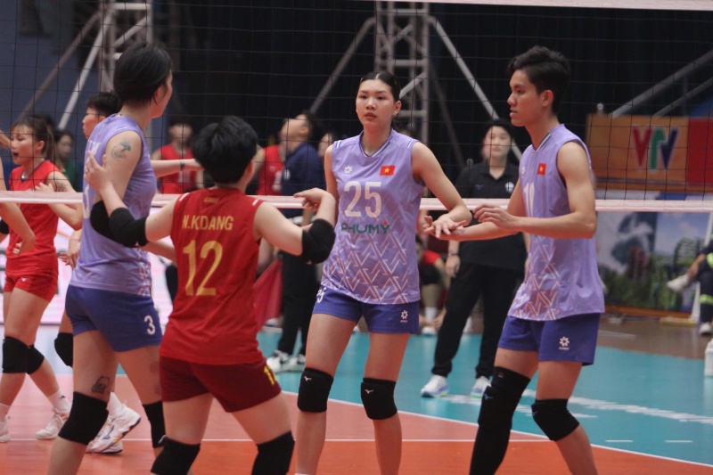 Bich Tuyen va dong doi dan truoc doi thu 2-0. Anh: Tri Lam