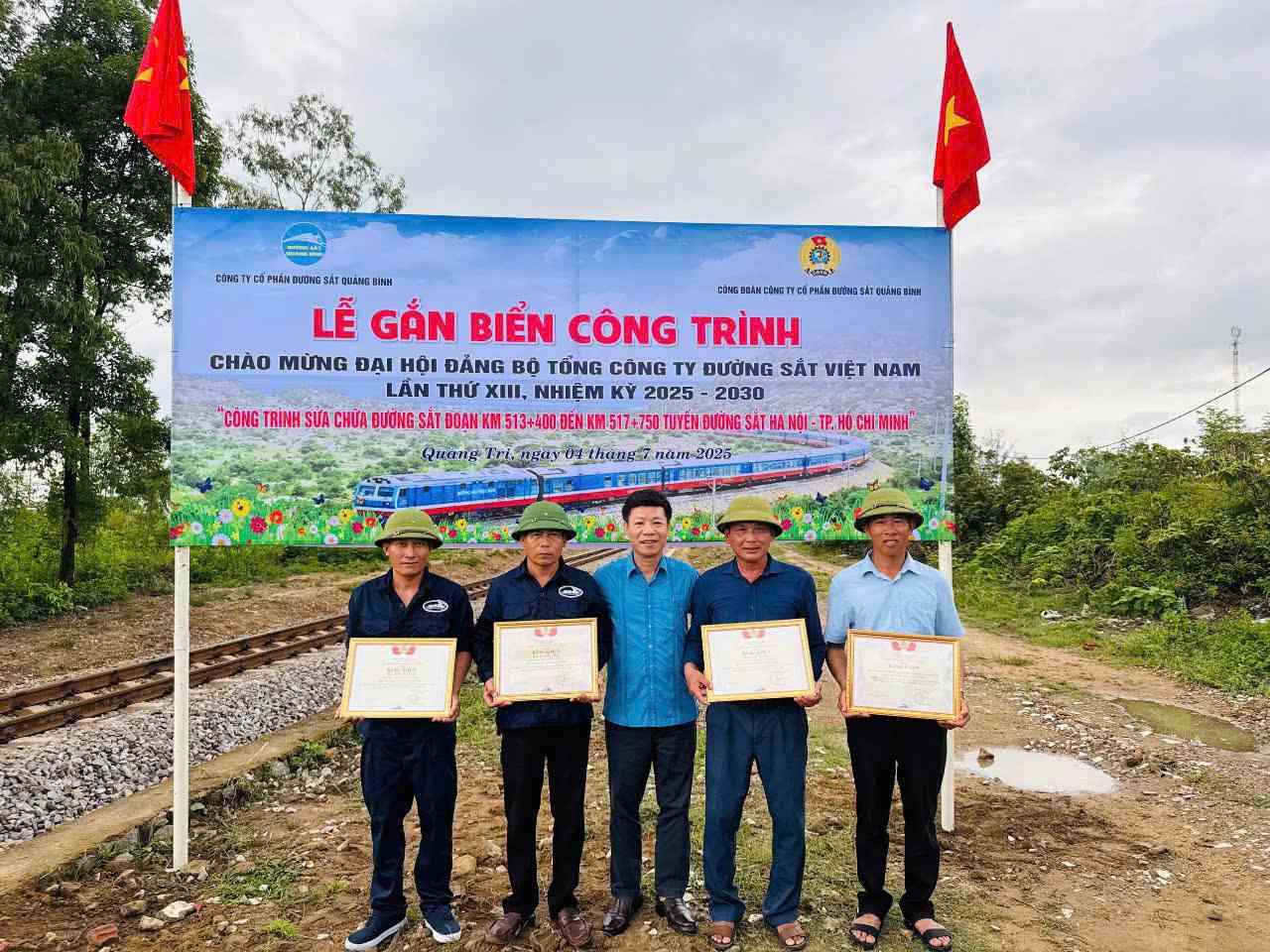 Le camarade Mai Thanh Phuong - President du Syndicat vietnamien des chemins de fer - remet des certificats de merite aux collectifs et aux individus ayant obtenu d'excellents resultats. Photo : Ngoc Anh