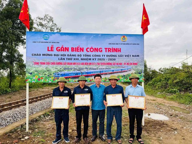 Gắn biển công trình chào mừng Đại hội Đảng bộ Tổng Công ty Đường sắt Việt Nam