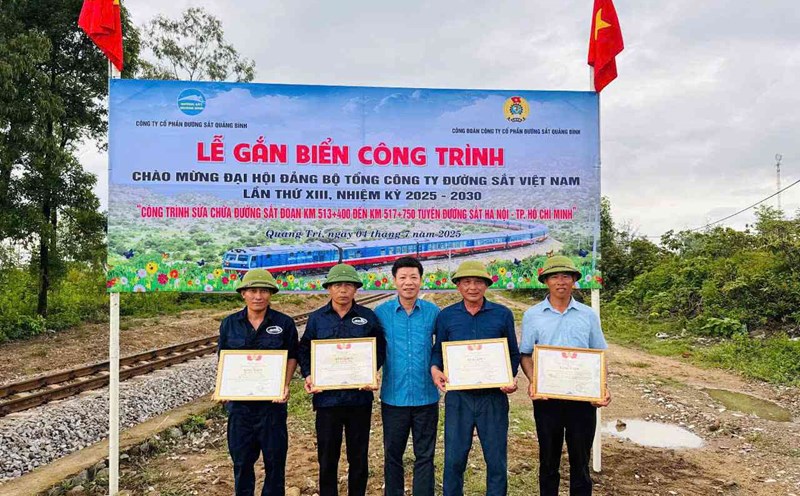 Comrade Mai Thanh Phuong - Chairman of the Vietnam Railway Trade Union awarded certificates of merit to collectives and individuals with outstanding achievements. Photo: Ngoc Anh