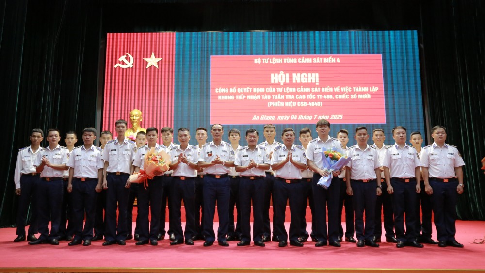 The Head of the Coast Guard Region 4 Command presented flowers to congratulate CSB-4040 Ship District. Photo: CSB4 Region Command
