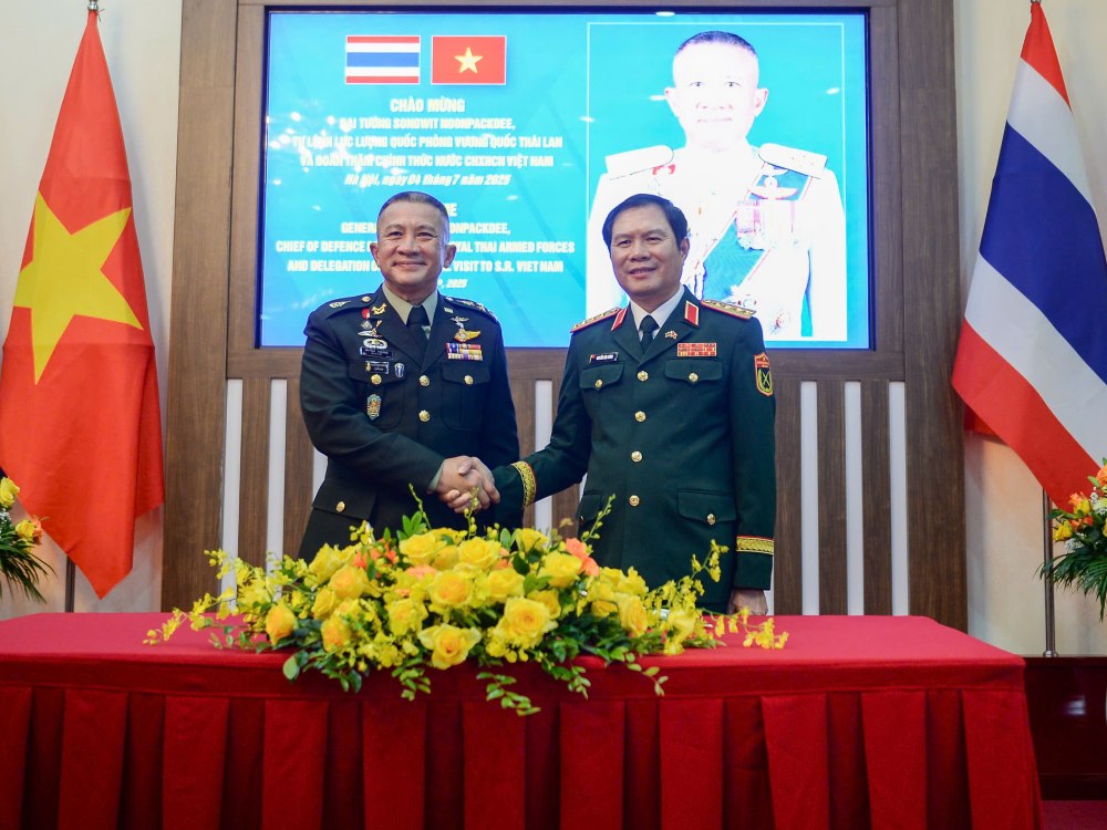 Dai tuong Nguyen Tan Cuong va Dai tuong Songwit Noonpackdee tai le don. Anh: Ai Van