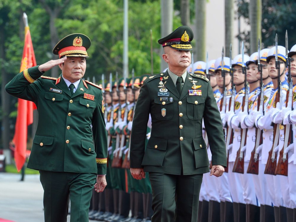 Nguyen Tan Cuong 대장과 Songwit Noonpackdee 대장이 베트남 인민군 명예 경비대를 사열하고 있습니다. 사진: Ai Van