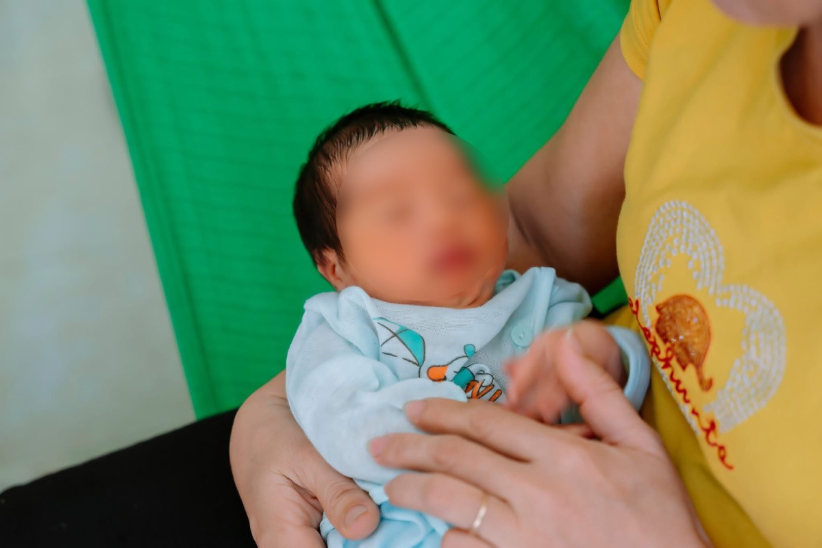 Ninh Binh 지방 Co Le 코뮌에서 버려진 갓난 여자 아기 발견. 사진: Truc Ninh Yeu Dau