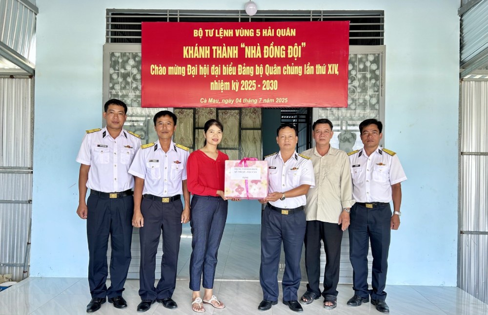 Lieutenant Colonel Pham Khac Dong, Political Commissar of the Center for Technical Assurance - Logistics ( Naval Region 5 Command) presented gifts to encourage the military family on the occasion of the inauguration of the new house. Photo: BTL V5HQ