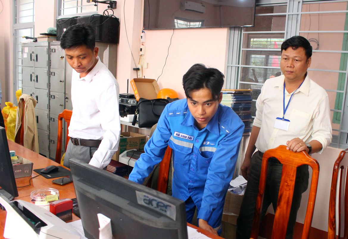 Nhan vien vien thong ho tro duong truyen dam bao viec ket noi tai Trung tam Phuc vu hanh chinh cong xa Ba Chuc dien ra thong suot. Anh: Thanh Mai