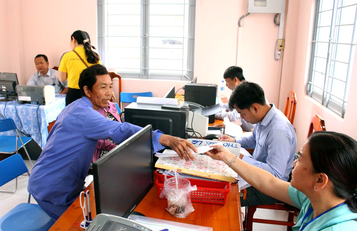 Ong Nguyen Van Dinh thuc hien thu tuc tai Trung tam Phuc vu hanh chinh cong xa Ba Chuc. Anh: Thanh Mai 