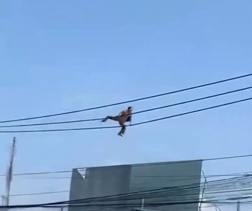 The woman climbing the electric pole on the rope died. Photo cut from a clip provided by a reader