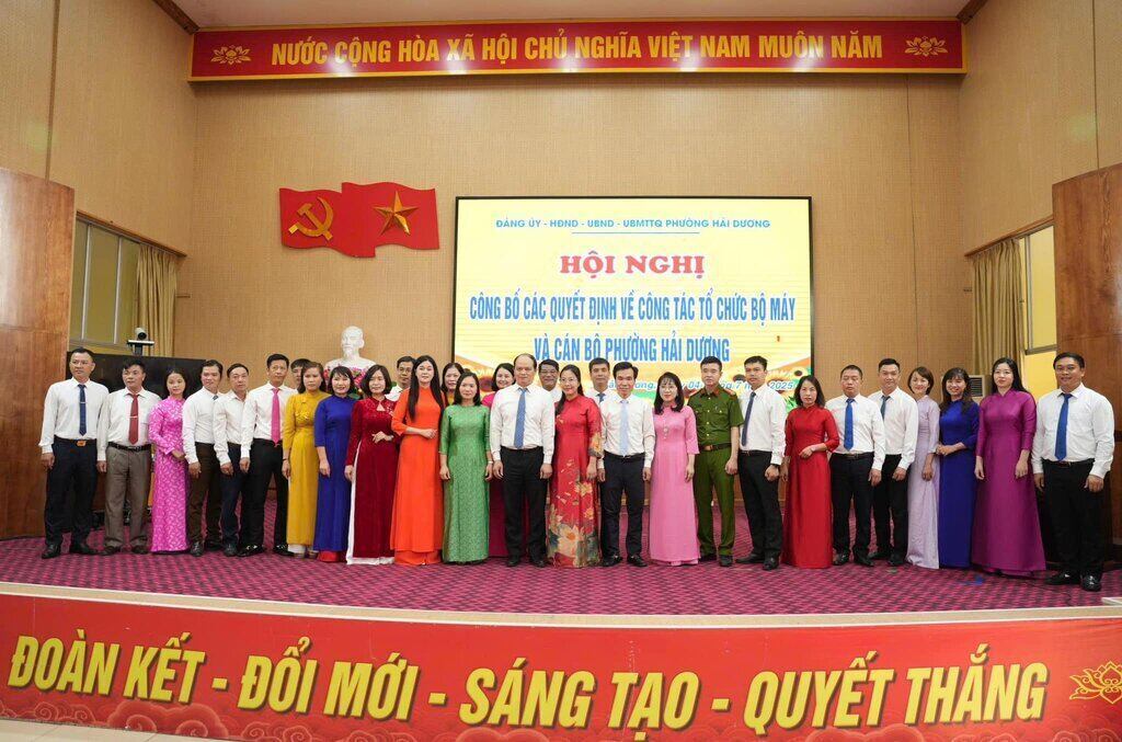 하이즈엉동 하이퐁시 간부 업무 및 조직 기구에 관한 결정 발표. 사진: 하이즈엉동