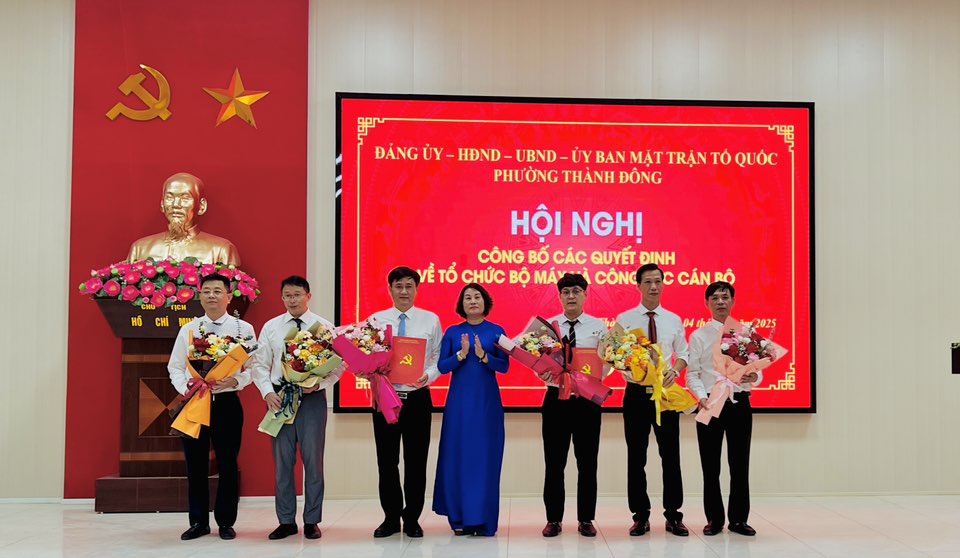 Phuong Thanh Dong to chuc cong bo cac quyet dinh ve cong tac can bo. Anh: Phuong Thanh Dong