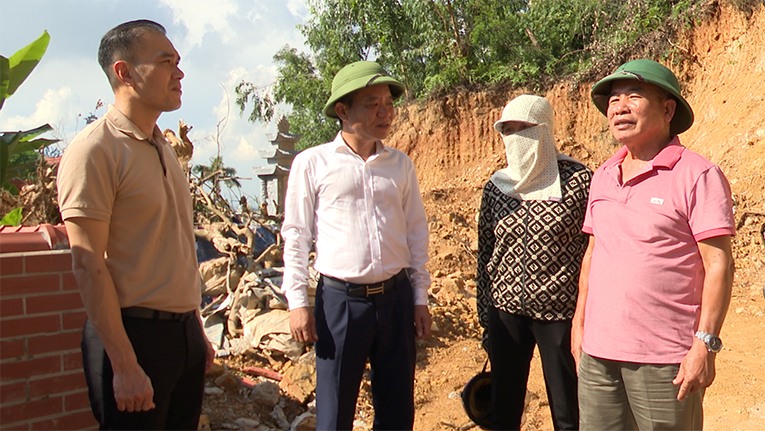 Bí thư Đảng ủy phường kiểm tra thực tế xây dựng vi phạm tại nghĩa trang Cựu Viên. Ảnh: Cổng TTĐT phường Kiến An