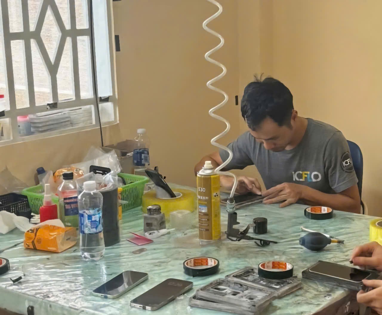 Apres 14 ans passes a Hanoï M. Dang Van Tien ne se deplace toujours que sur une vieille moto. Ce travailleur a declare que chaque mois son salaire est depense. Photo : Quynh Chi