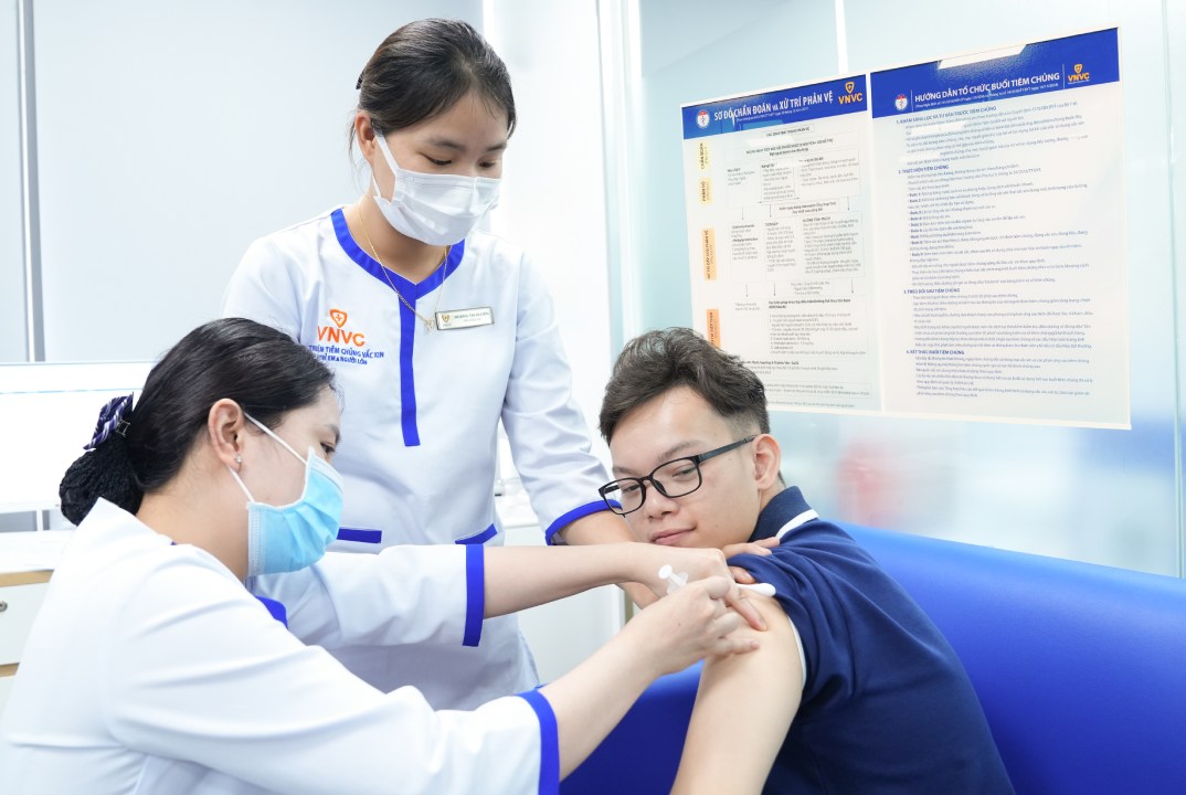 Nam thanh nien den trung tam tiem chung VNVC tai Ha Noi tiem vaccine nao mo cau the he moi MenACYW khi vua ra mat. Anh: Moc Thao
