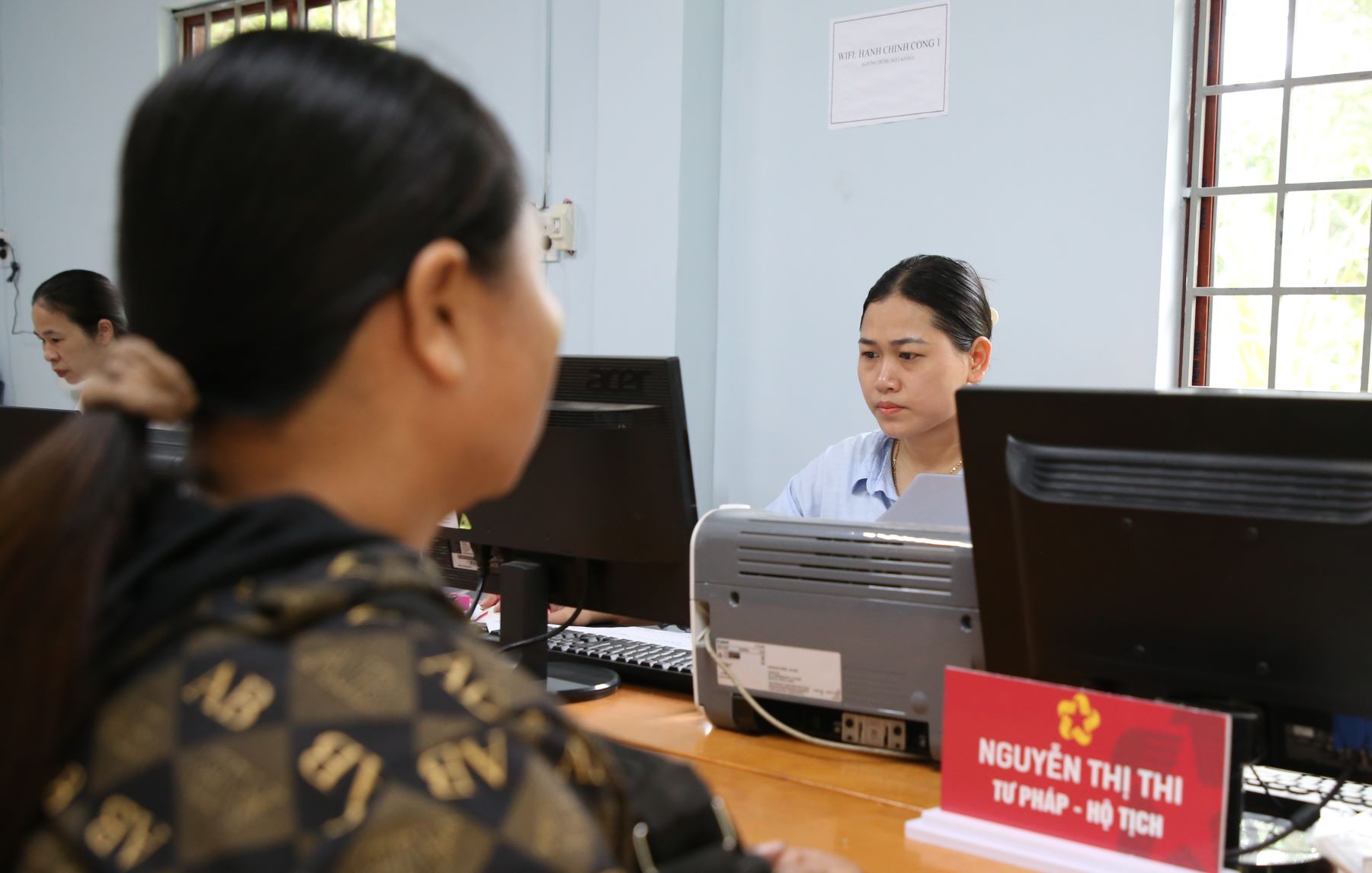 Khoi luong cong viec khong he nho, can bo o xa moi phai no luc de hoan thanh nhiem vu. Anh: Hung Tho