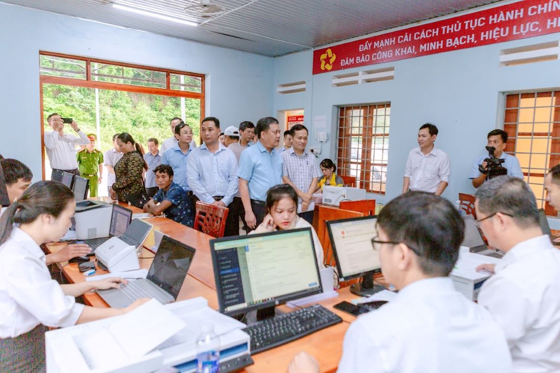 Lanh dao tinh Quang Tri di kiem tra viec van hanh xa moi. Trong anh, la Trung tam dich vu hanh chinh cong cua xa Dakrong kha chat choi. Anh: Hung Tho