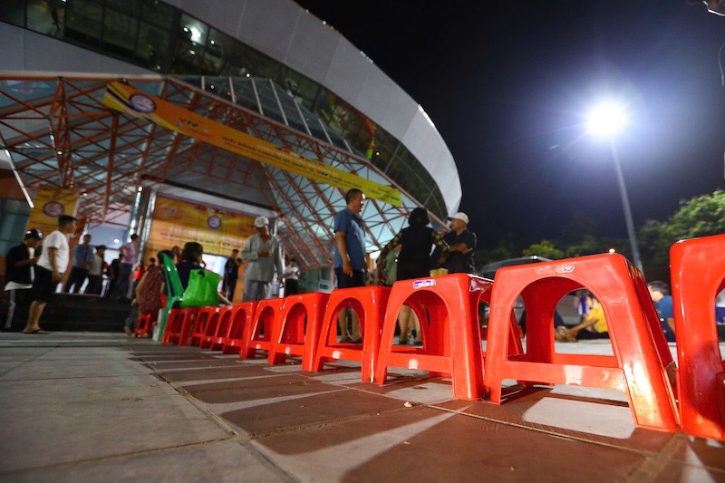 VTVカップ2025決勝戦のチケットを購入するために、人々が並んでいる長いビニールシート。写真:VTVカップ