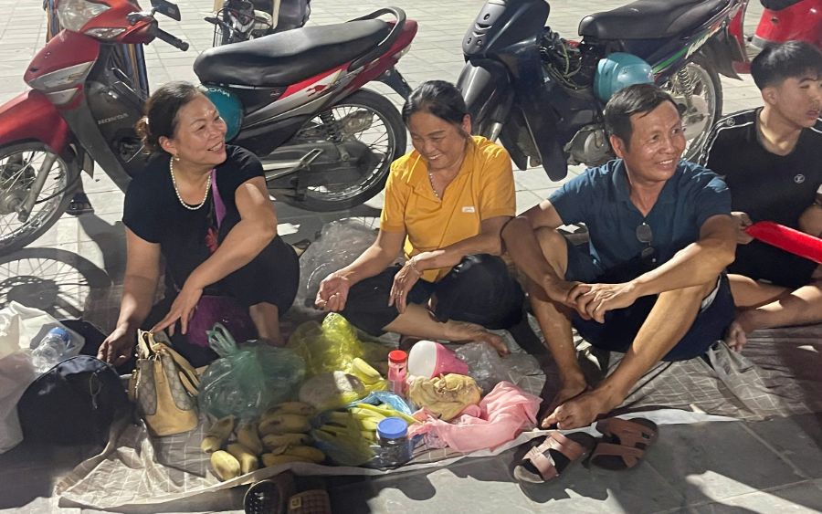 Ba Nguyen Thi Ninh (giua) mang do an dem de cung nguoi tham cho den gio ban ve. Anh: VTV The thao