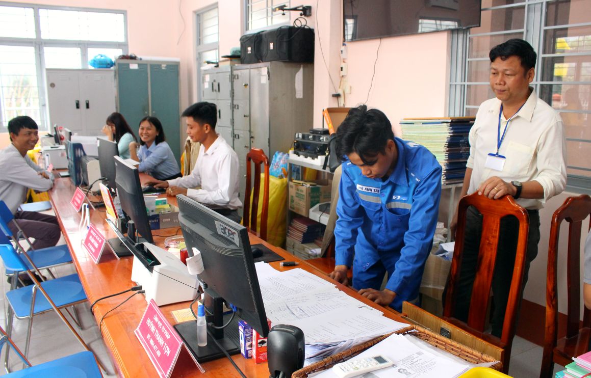 Khong co duoc quy mo hoanh trang, hay qua tien nghi, nhung voi tinh than su tan tam lam viec, cac cong chuc noi day da mang den cho nguoi dan su hai long... Anh: Thanh Mai