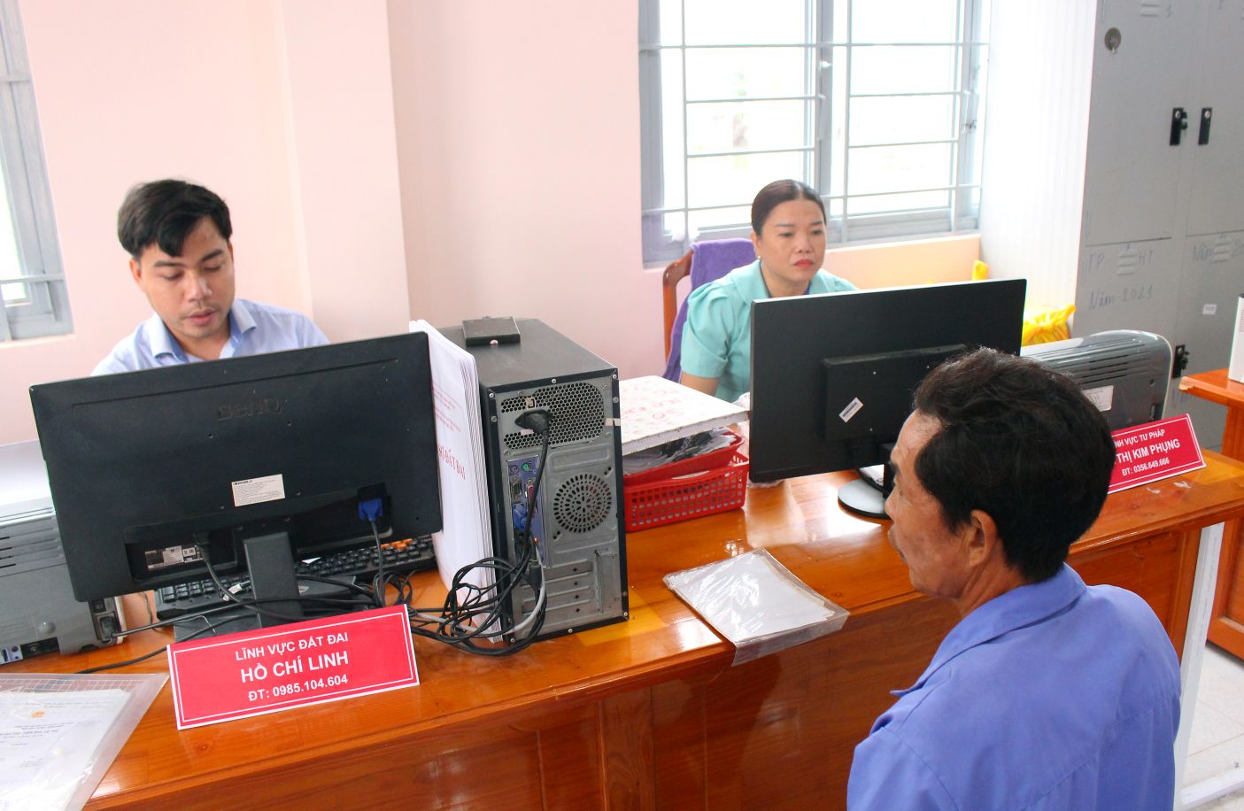 Khong chi bo tri ghe ngoi chu dao, truoc mat moi cong chuc con bo tri ban ghi ro linh vuc phu trach va so dien thoai ca nhan de nguoi dan tien lien lac khi can trao doi de bo sung ho so. Anh: Thanh Mai