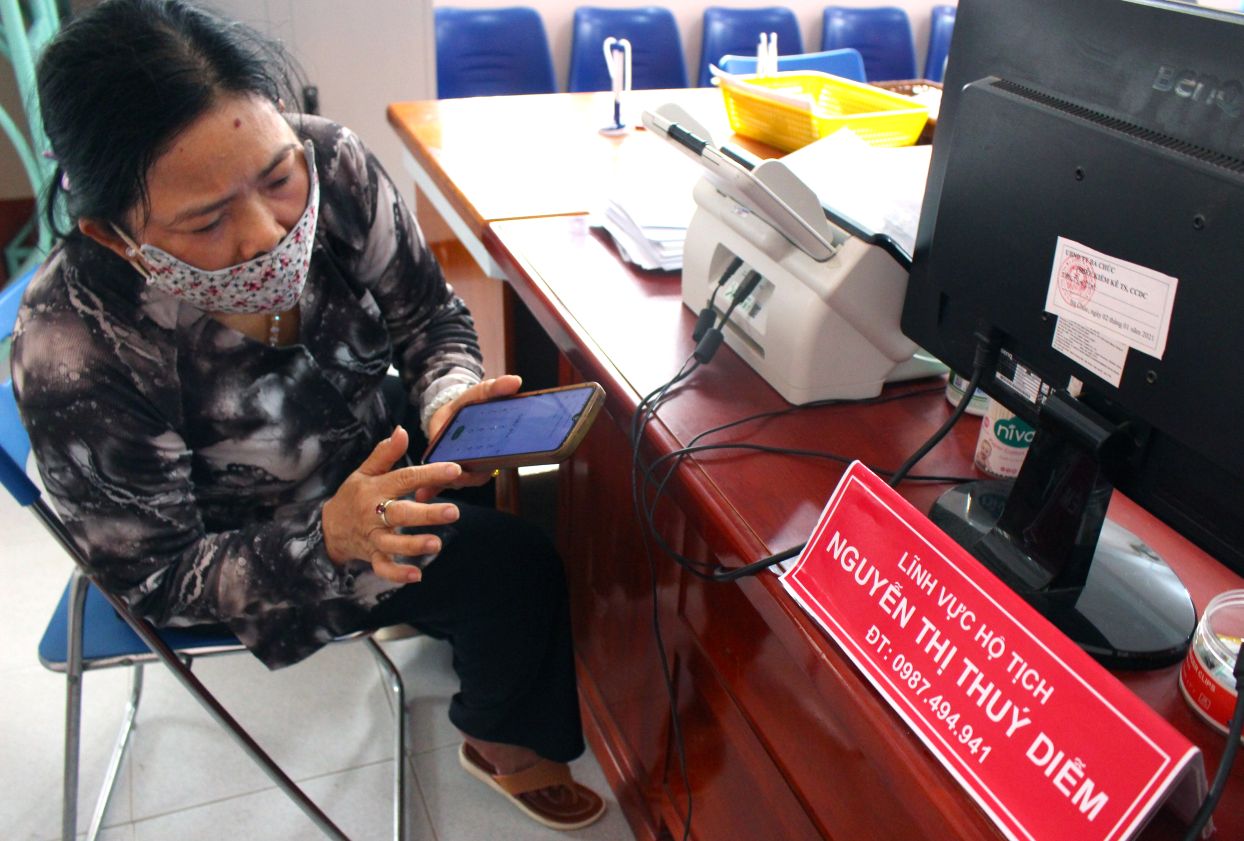Nguoi dan luu lai so dien thoai cua cong chuc phu trach de lien lac khi can trao doi thong tin. Anh: Thanh Mai