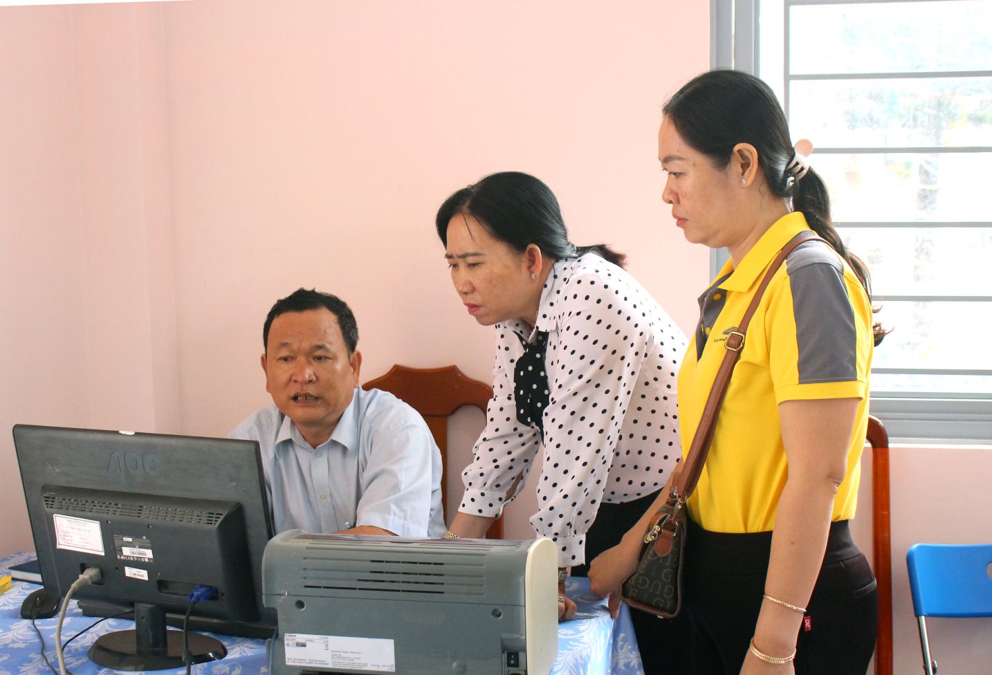 Cac bo phan phoi hop cung don vi vien thong, buu dien de tang cuong viec chi tra ho so hoan chinh som cho nguoi dan. Anh: Thanh Mai