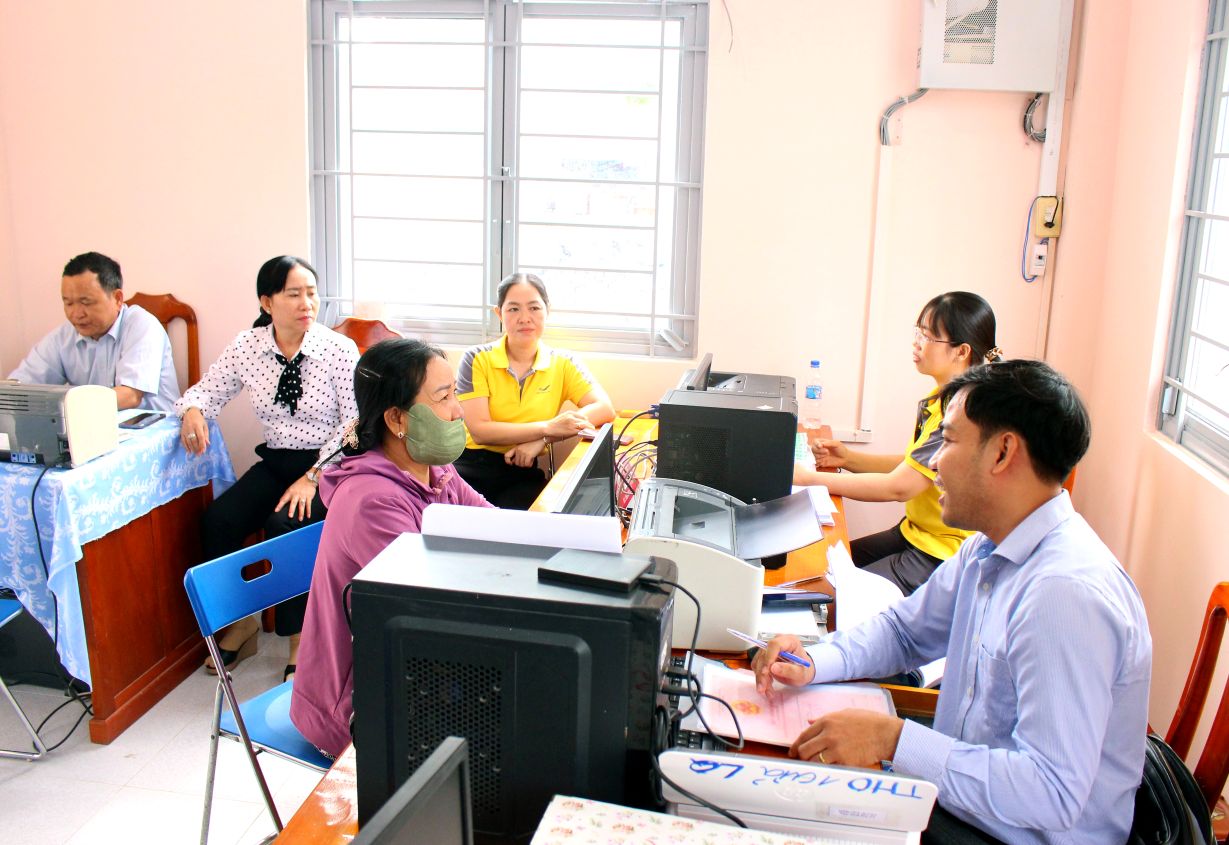 Dac biet la khong khi lam viec o day nghiem tuc, nhung cung het suc gan gui... tat ca da tao cho nguoi dan su thoai mai va tin tuong. Anh: Thanh Mai