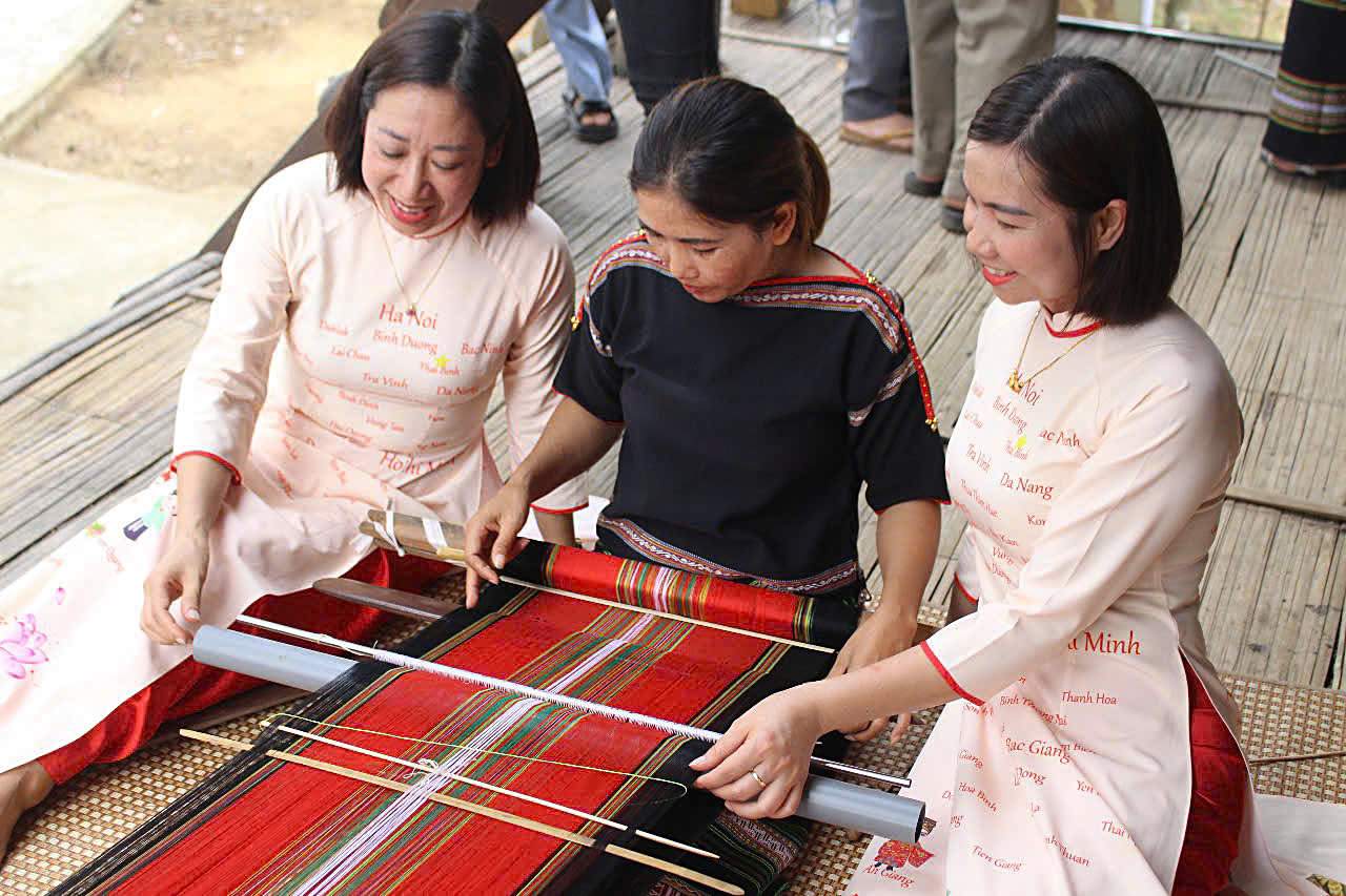 Du khach trai nghiem nghe det tho cam tai lang dan toc E De. Anh: Le Tuyen